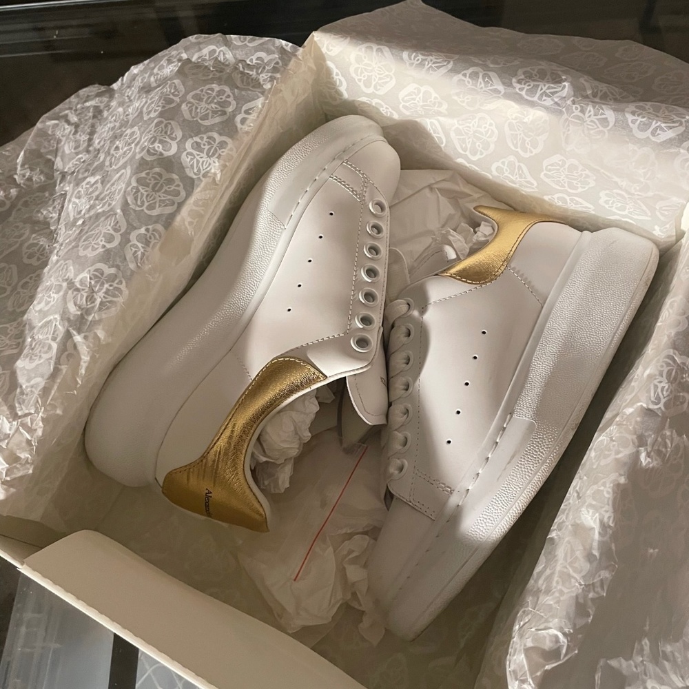 Alexander McQueen Oversized Sneaker in White/Gold